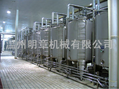 Three level vertical stirred hot and cold tank